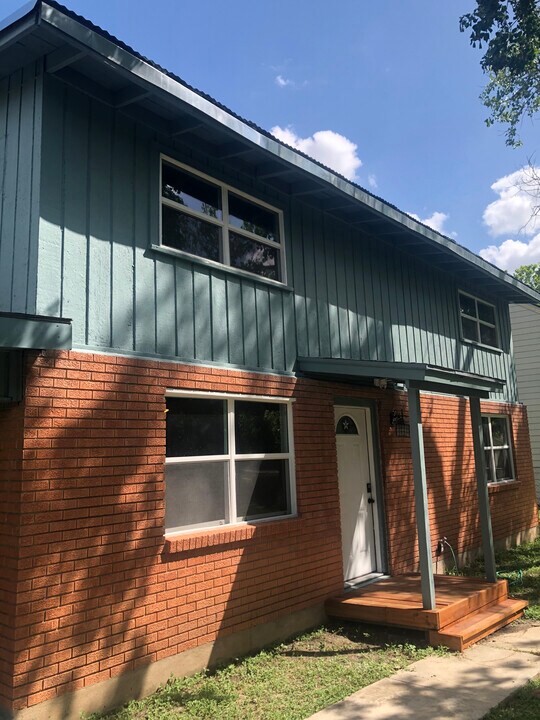 415 Candlelight Ln in San Marcos, TX - Building Photo