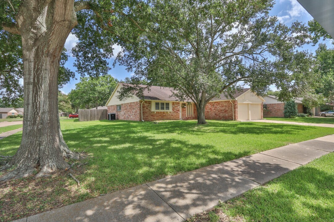 501 Point Clear Dr in Friendswood, TX - Building Photo