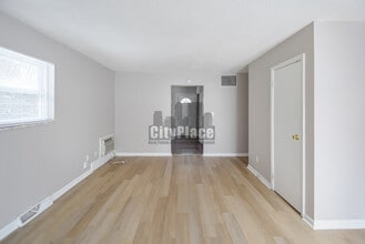 2410 N Lesley Ave in Indianapolis, IN - Foto de edificio - Building Photo