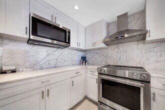 5838 Collins Ave in Miami Beach, FL - Building Photo - Building Photo