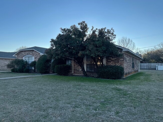 924 Cottonwood Trail in Benbrook, TX - Building Photo - Building Photo