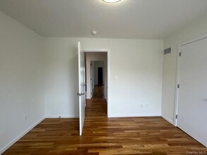1 Kirkwood Rd in Port Washington, NY - Building Photo - Building Photo