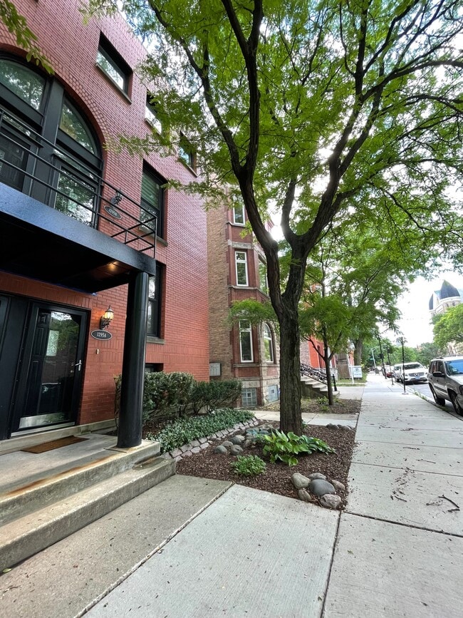 1295 W Flournoy St, Unit A in Chicago, IL - Building Photo - Building Photo
