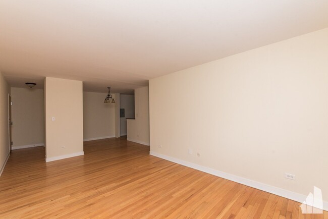 665 W Wrightwood Ave, Unit 420 in Chicago, IL - Building Photo - Building Photo