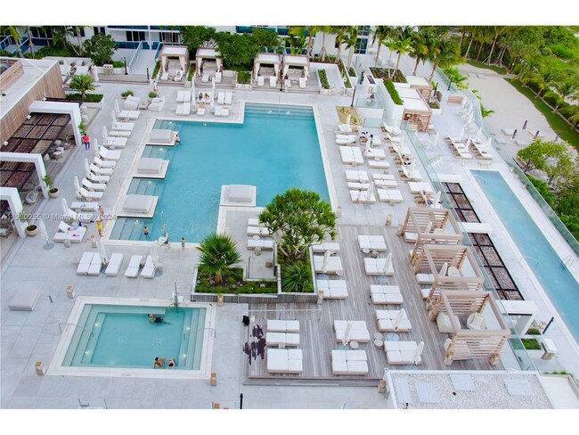 2469 Collins Ave, Unit 415 in Miami Beach, FL - Building Photo - Building Photo