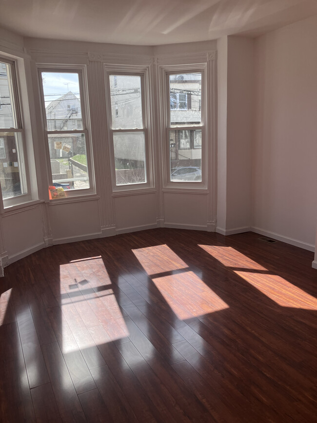 247 S 8th St, Unit 1st Fl in Newark, NJ - Foto de edificio - Building Photo