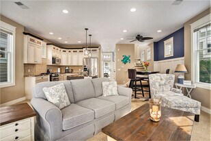 807 Lake St in Saugatuck, MI - Building Photo