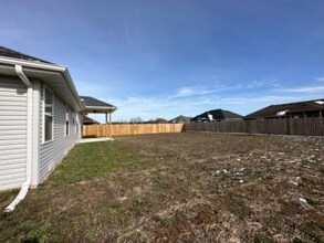 524 Chipmunk Ave in Rogersville, MO - Foto de edificio - Building Photo