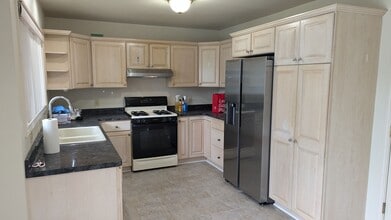 14303 Waterford Square Dr in New Berlin, WI - Building Photo - Building Photo