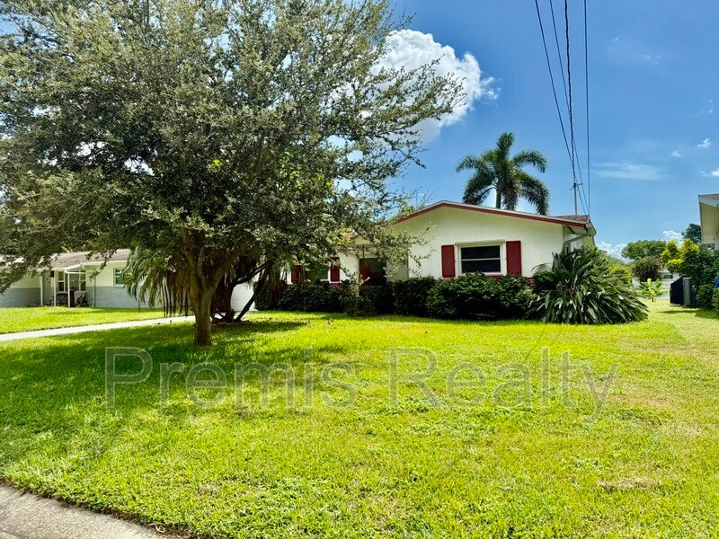1229 Lazy Lake Rd W in Dunedin, FL - Building Photo