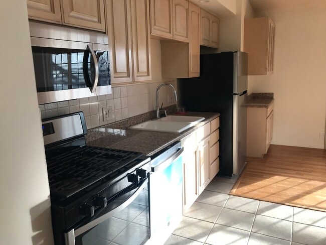 1815 N Beverly Glen Blvd in Los Angeles, CA - Foto de edificio - Building Photo