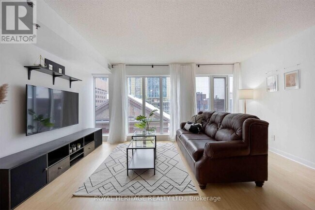 210-210 Victoria St in Toronto, ON - Building Photo - Building Photo
