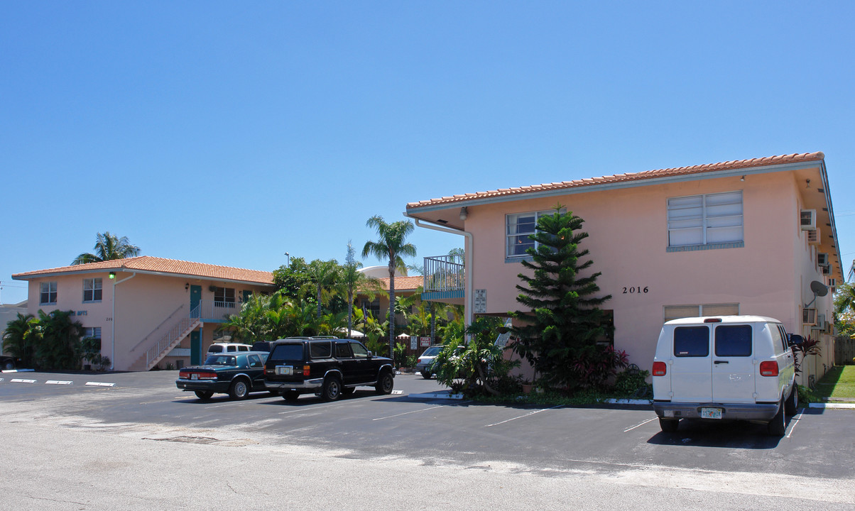 Laudergate Apartments in Fort Lauderdale, FL - Building Photo