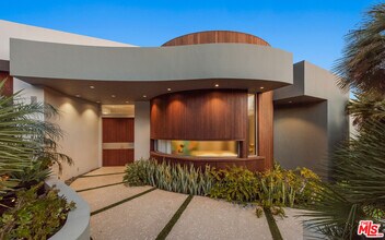 9305 Nightingale Dr in Los Angeles, CA - Building Photo - Building Photo