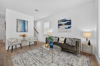 5027 Willow Glen Dr, Unit B in Houston, TX - Foto de edificio - Building Photo