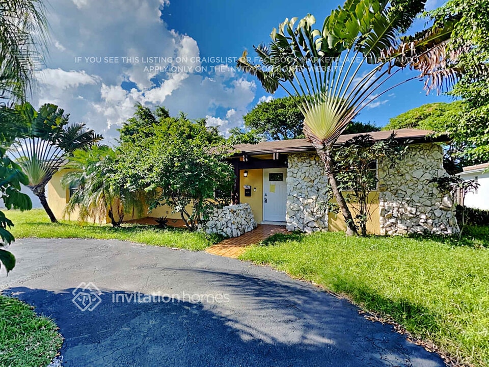 4301 Monroe St in Hollywood, FL - Building Photo