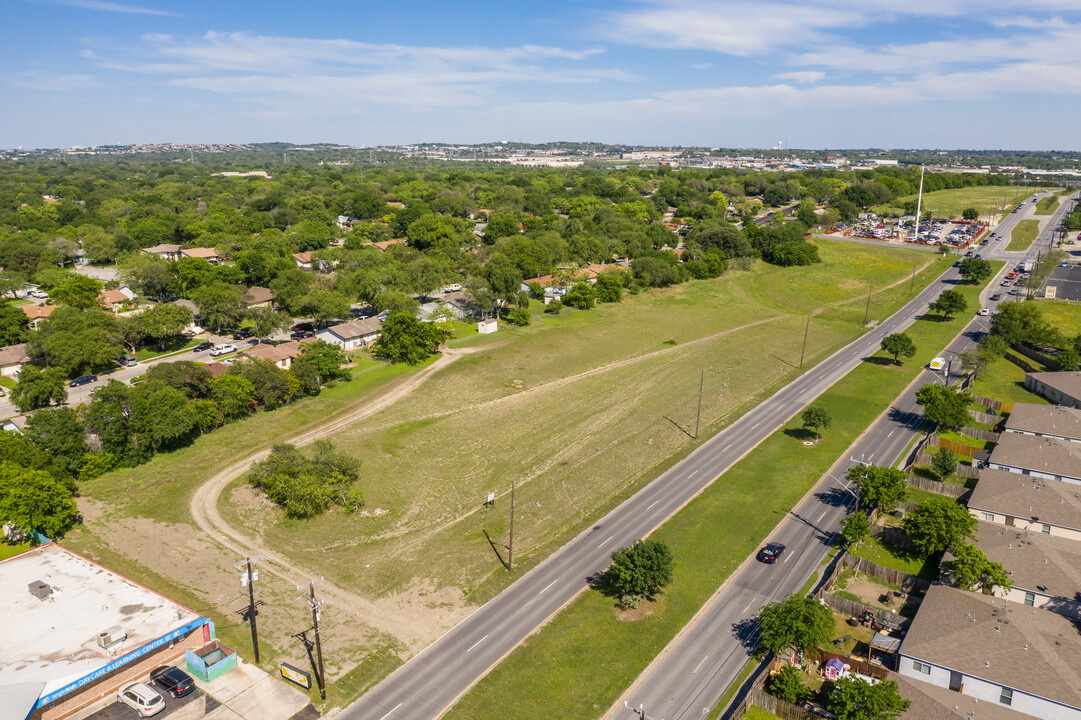 Residences at Thousand Oaks in San Antonio, TX - Building Photo