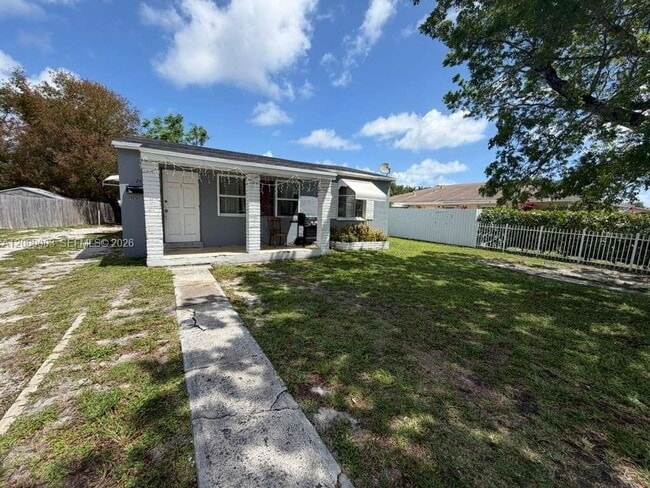 2431 Plunkett St in Hollywood, FL - Building Photo - Building Photo