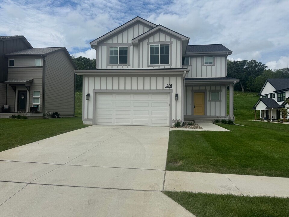 1461 S King's Grv Ave in West Des Moines, IA - Building Photo