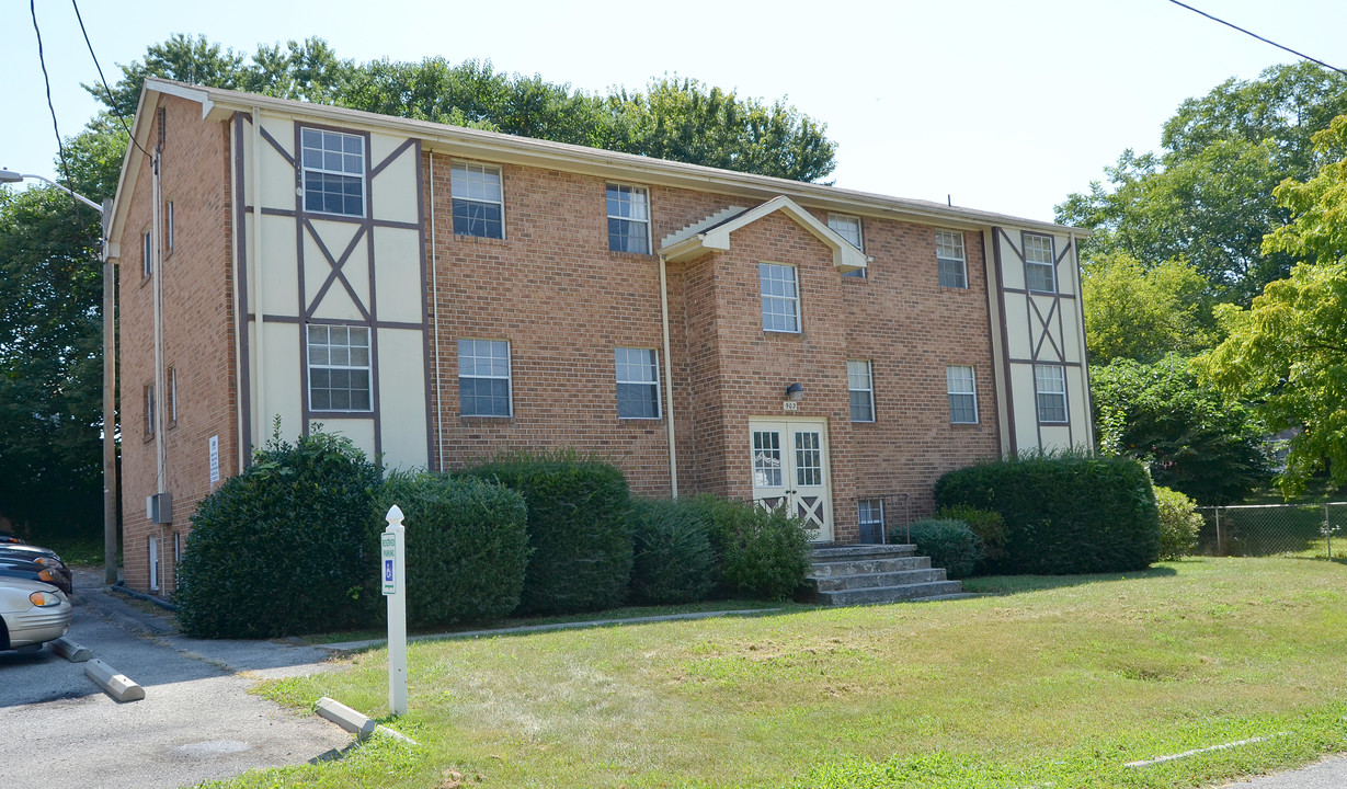 902 Cottage Ave in Vinton, VA - Foto de edificio