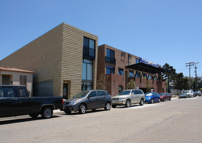 Del Rey Apartments in San Diego, CA - Foto de edificio - Building Photo