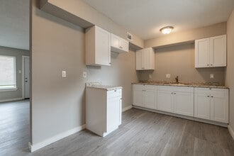 Camelot Manor in Memphis, TN - Building Photo - Interior Photo