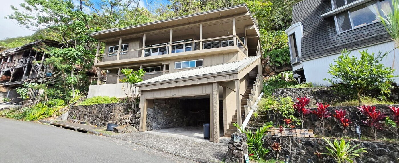 3243 Beaumont Woods Pl in Honolulu, HI - Building Photo