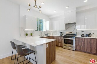 4637 Laurel Canyon Blvd in Los Angeles, CA - Foto de edificio - Building Photo