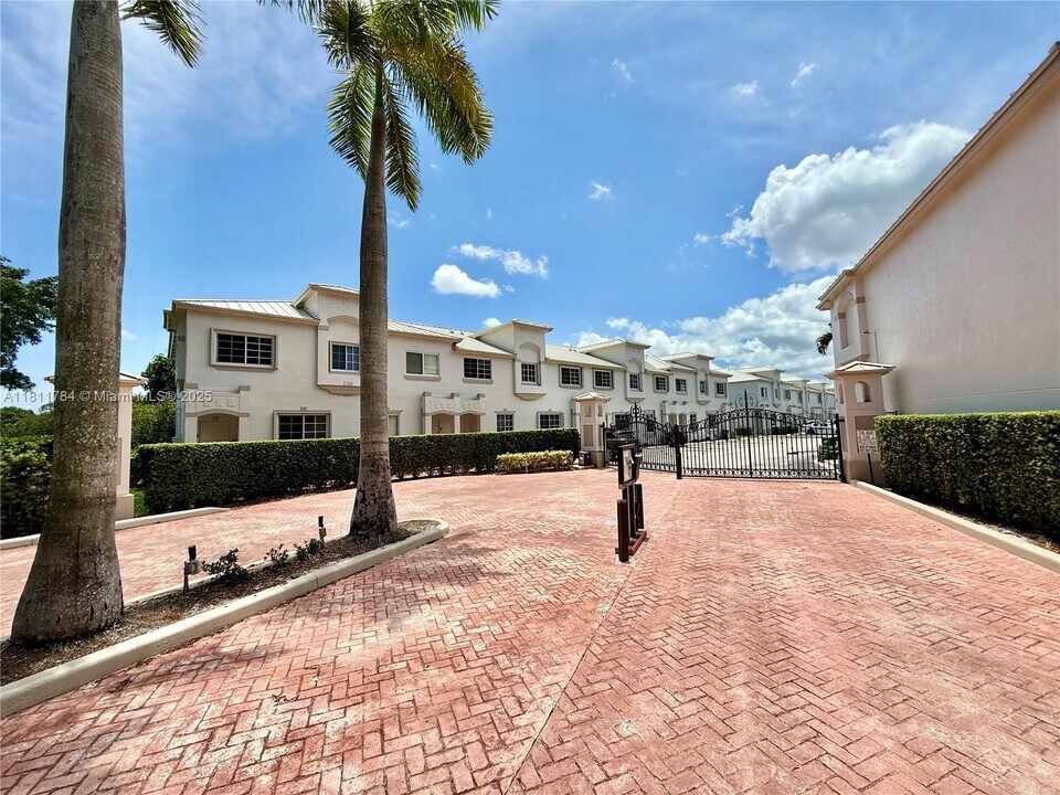 15800 SW 92nd Ave in Palmetto Bay, FL - Building Photo