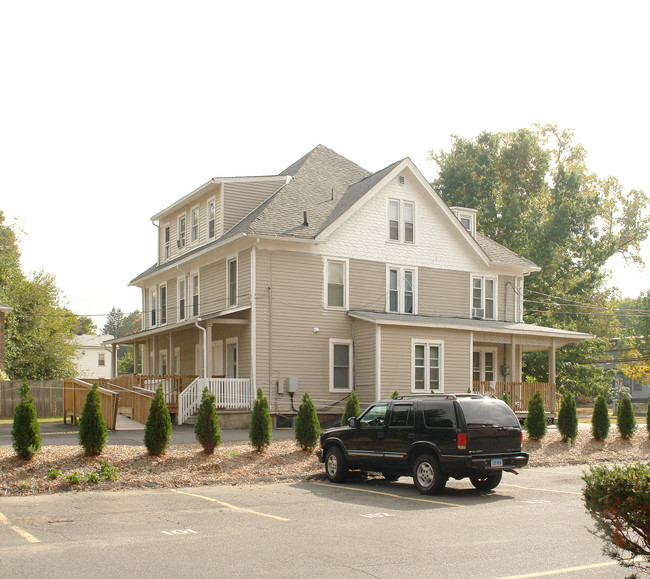 49 Washington St in Bristol, CT - Foto de edificio - Building Photo