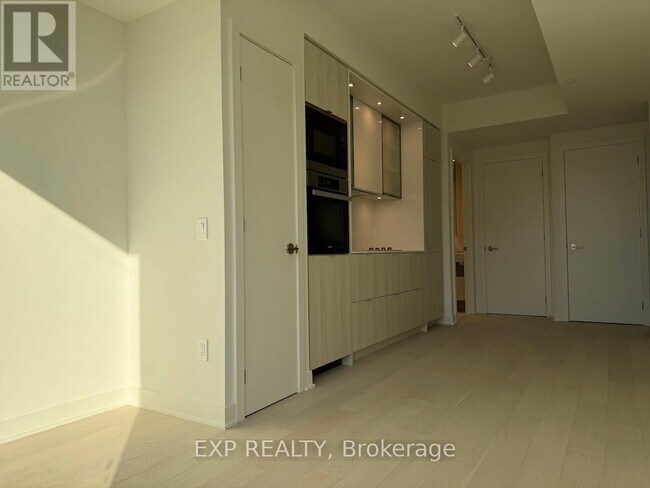 11 Yorkville Ave in Toronto, ON - Building Photo - Building Photo