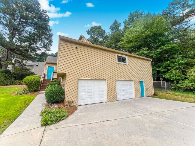 2010 Shadow Bluff Ct NE in Marietta, GA - Foto de edificio - Building Photo