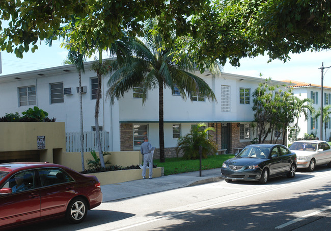 Coral Way Apartments in Coral Gables, FL - Building Photo - Building Photo