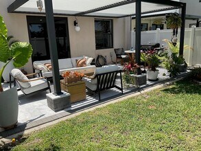 6024 Pine Tree Way in Riviera Beach, FL - Building Photo - Building Photo
