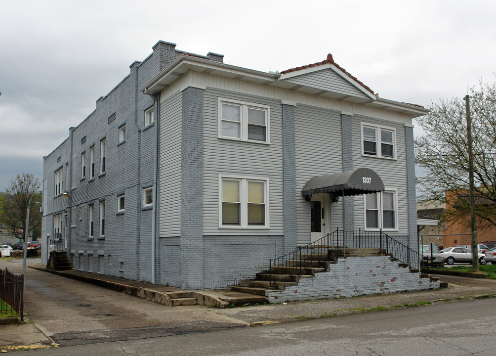 1307 Quarrier St in Charleston, WV - Building Photo