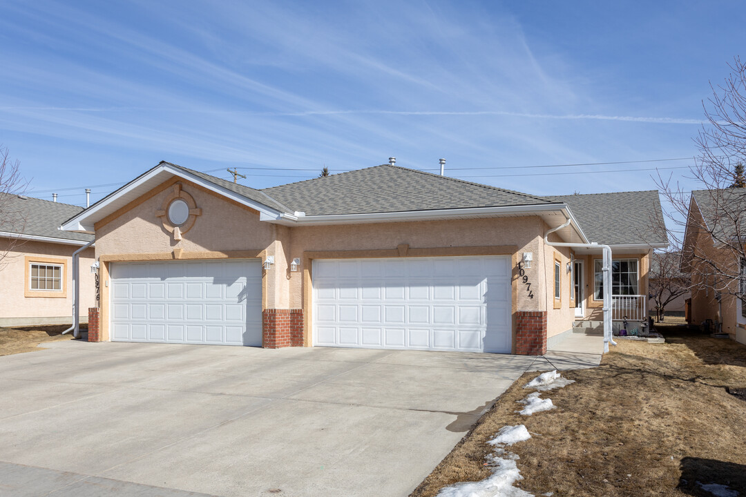 Harvest Lake Estates in Calgary, AB - Building Photo