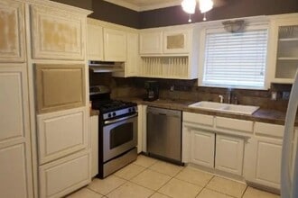 303 S 17th St in Nederland, TX - Building Photo - Building Photo