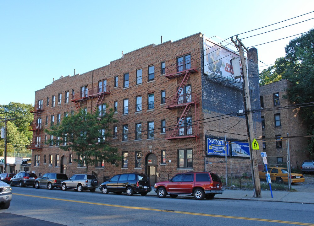 218 Mclean Ave in Yonkers, NY - Building Photo