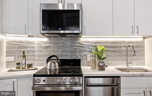 459 Massachusetts Ave NW in Washington, DC - Foto de edificio - Building Photo