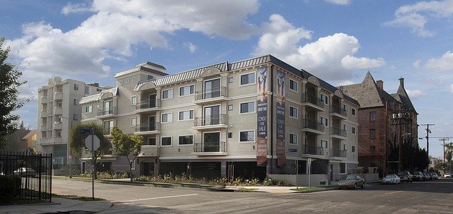 901 S Gramercy Dr in Los Angeles, CA - Foto de edificio - Building Photo