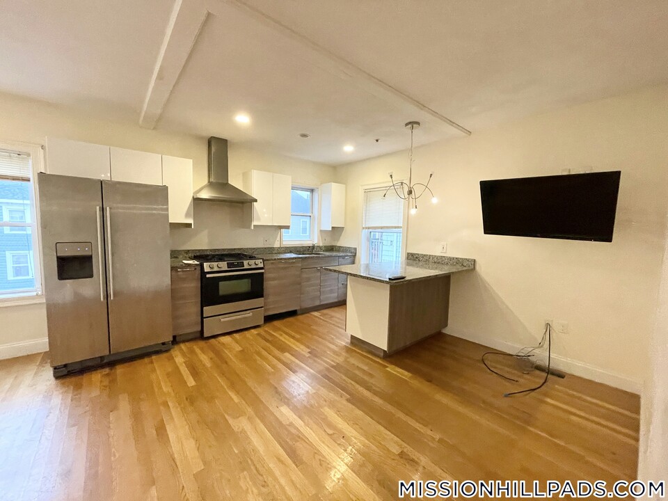 128 Hillside St in Boston, MA - Building Photo