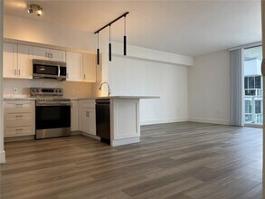 5085 NW 7th St in Miami, FL - Building Photo - Building Photo