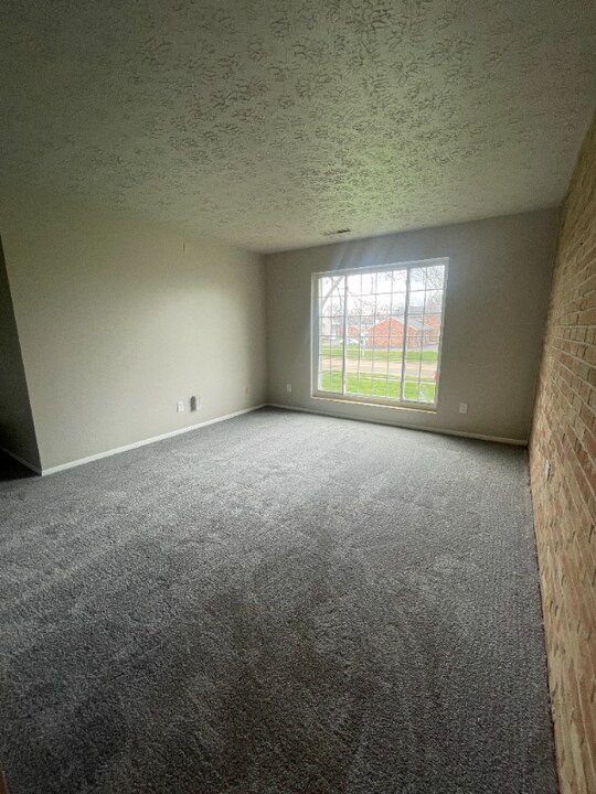407 Sheraton Dr NW in North Canton, OH - Building Photo