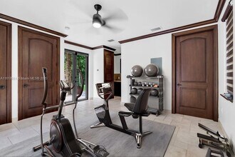 9801 SW 60th Ct in Pinecrest, FL - Foto de edificio - Building Photo