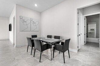12325 Frontline Ln in Palm Beach Gardens, FL - Foto de edificio - Building Photo