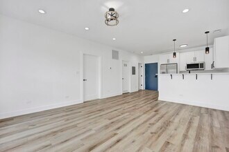 4350 W Lawrence Ave in Chicago, IL - Foto de edificio - Building Photo