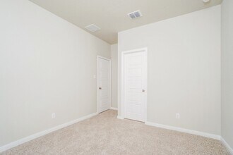 293 Nespral Dr in San Antonio, TX - Building Photo - Building Photo