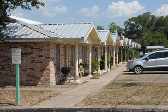 1400 N Saint Marys St in Beeville, TX - Building Photo - Building Photo