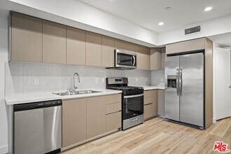 10405 Louisiana Ave in Los Angeles, CA - Building Photo - Building Photo