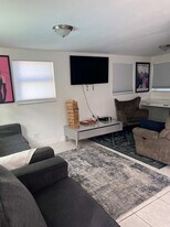 712 SW 7th Terrace in Hallandale Beach, FL - Building Photo